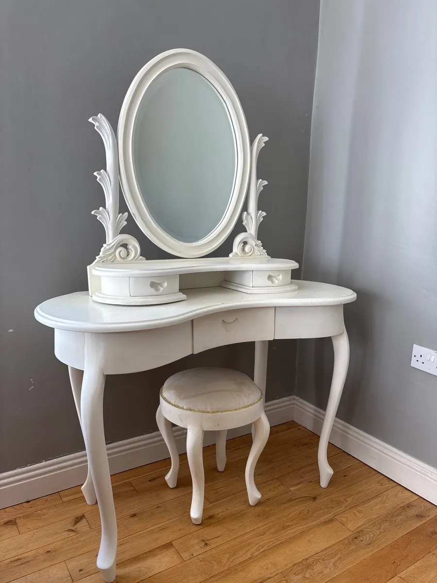 Mahogany Painted Dressing Table with stool - Image 1