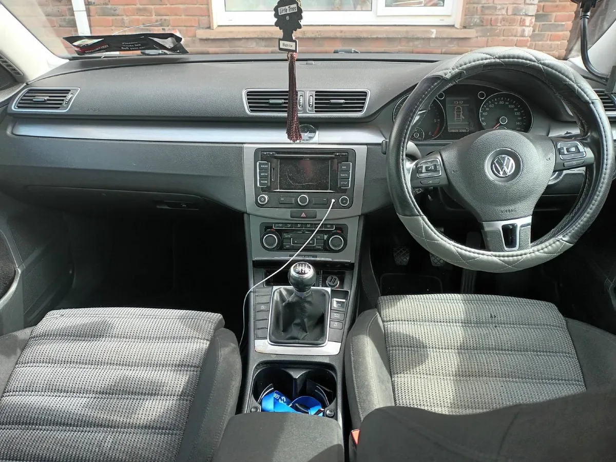Volkswagen Passat 2011 - Image 2