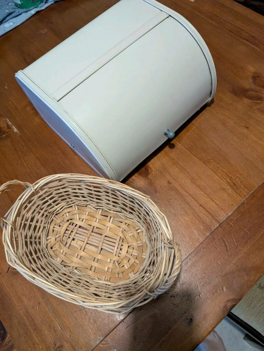 Bread box and basket - Image 2
