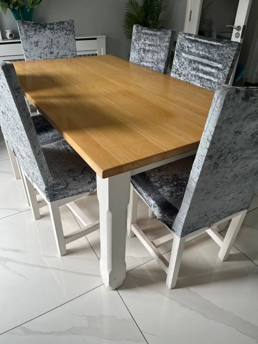 Table and chairs - Image 2