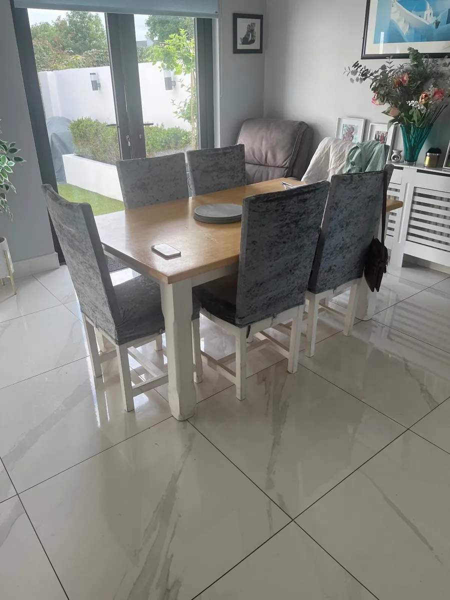 Table and chairs - Image 3