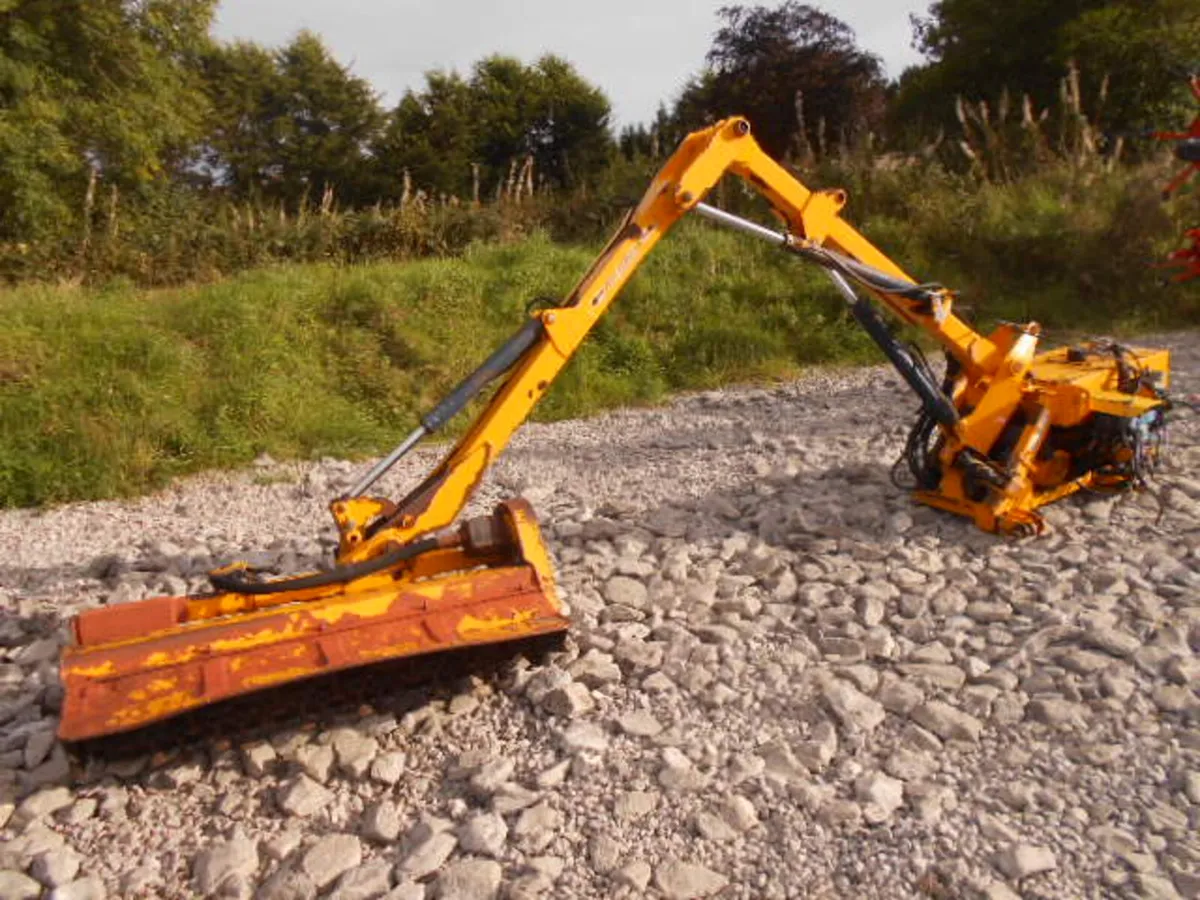 BOMFORD B48 XLE HEDGECUTTER - Image 1