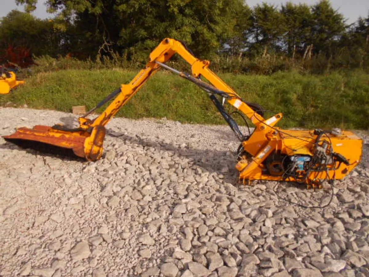 BOMFORD B48 XLE HEDGECUTTER - Image 2