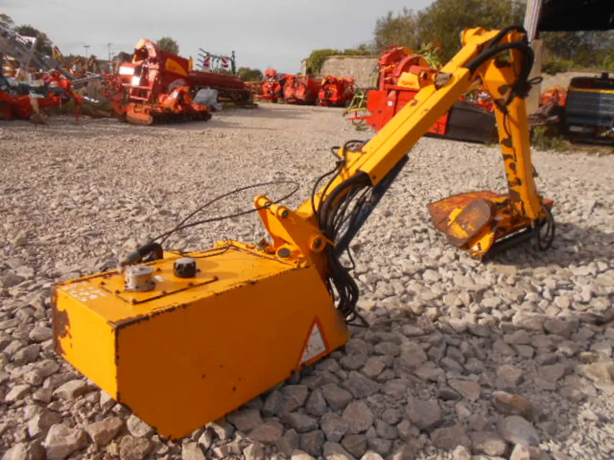 BOMFORD B48 XLE HEDGECUTTER - Image 3