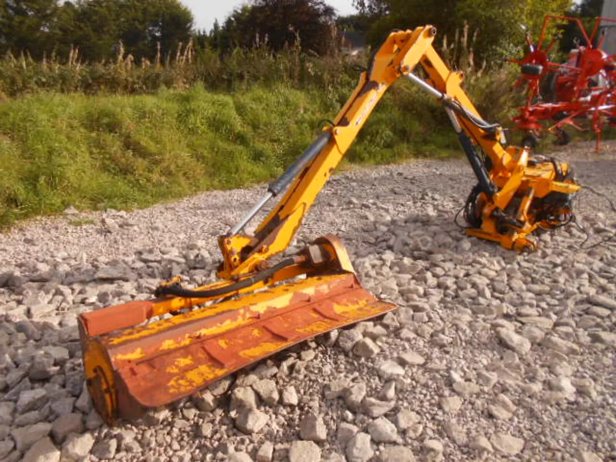 BOMFORD B48 XLE HEDGECUTTER - Image 4