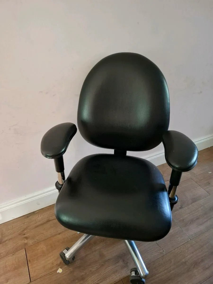 Office chair - Image 1