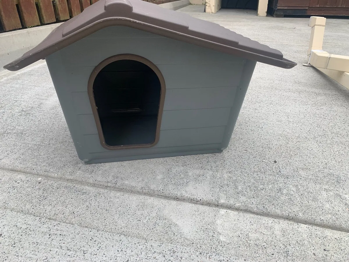 Down pipes and dog house - Image 1