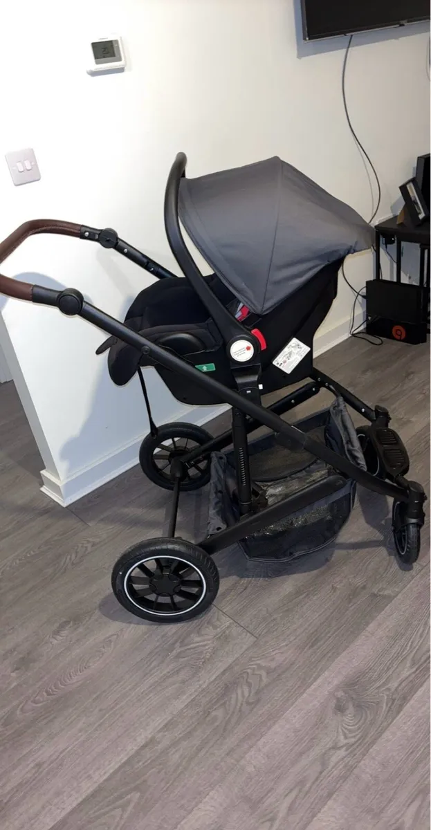 3 in 1 pushchair - Image 2