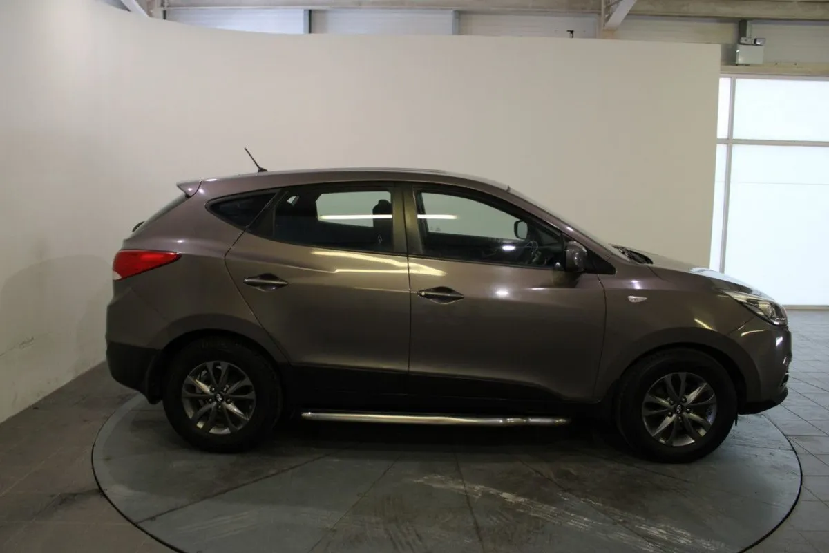 Hyundai ix35 1.7 Diesel Celebration LE 2WD 115hp - Image 3