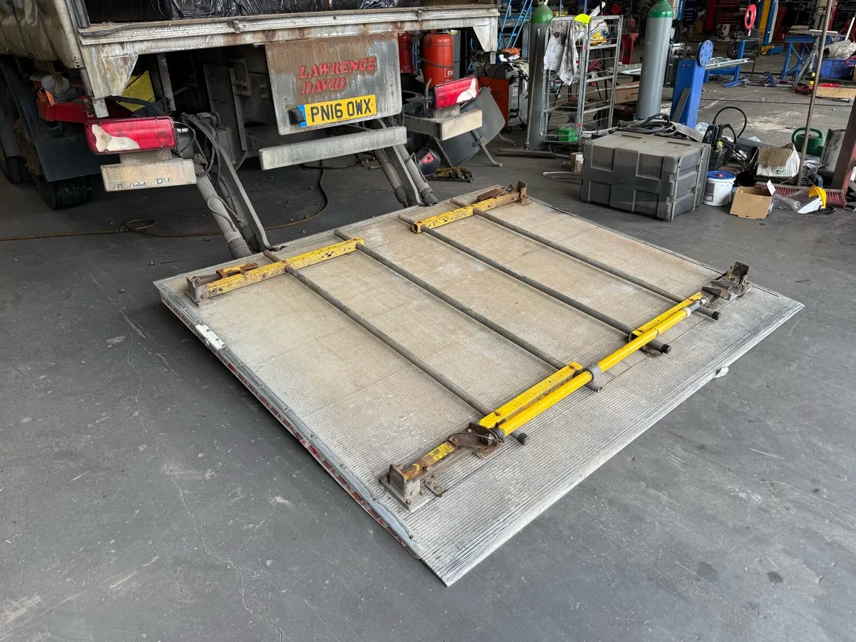 TAIL LIFT - Image 1