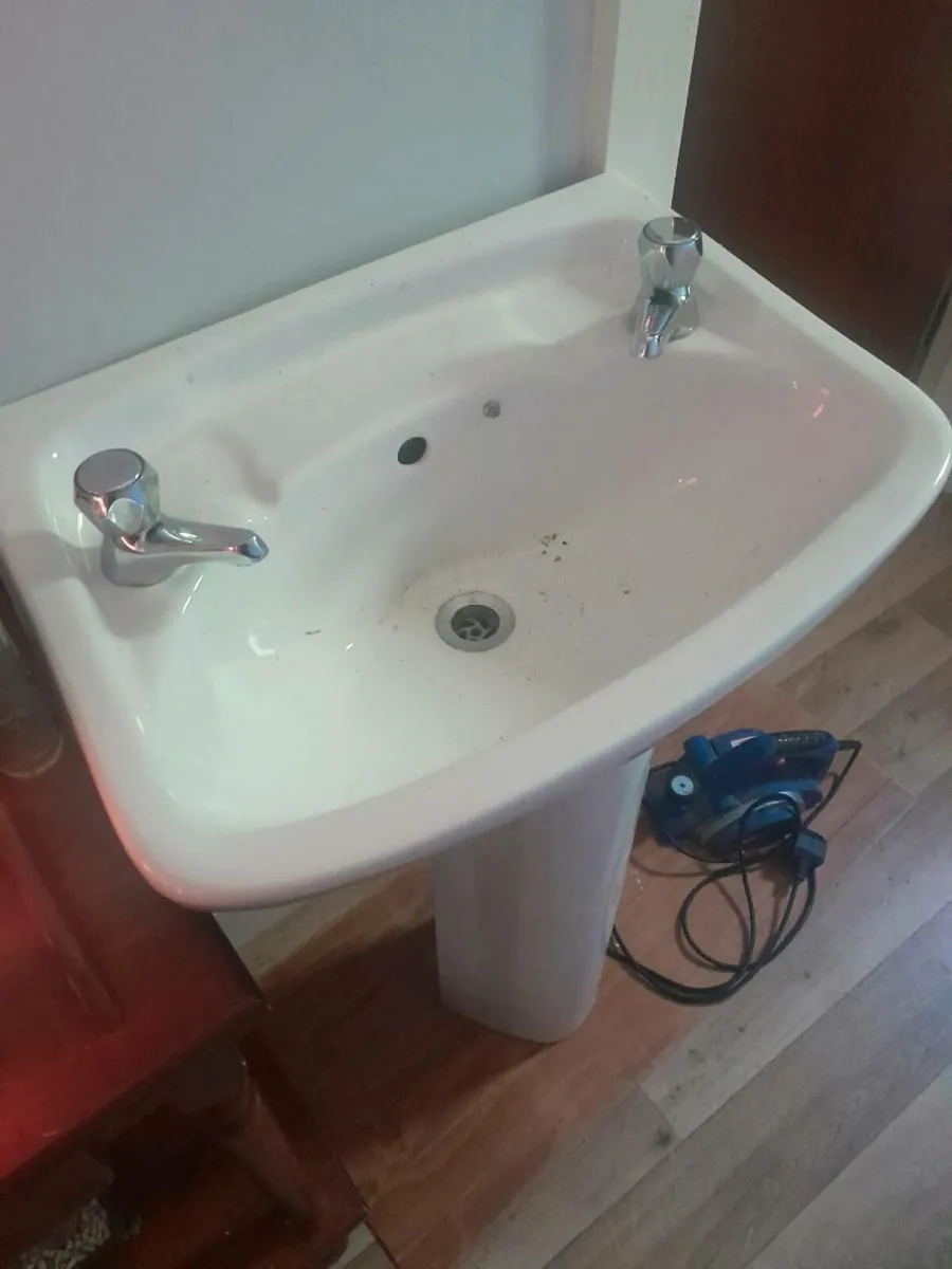 BATHROOM WASHHAND BASIN WITH PEDASTAL - Image 1