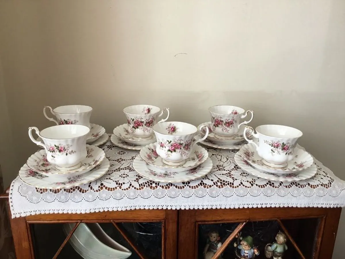 Twenty two piece Royal Albert Lavender Rose tea set - Image 1