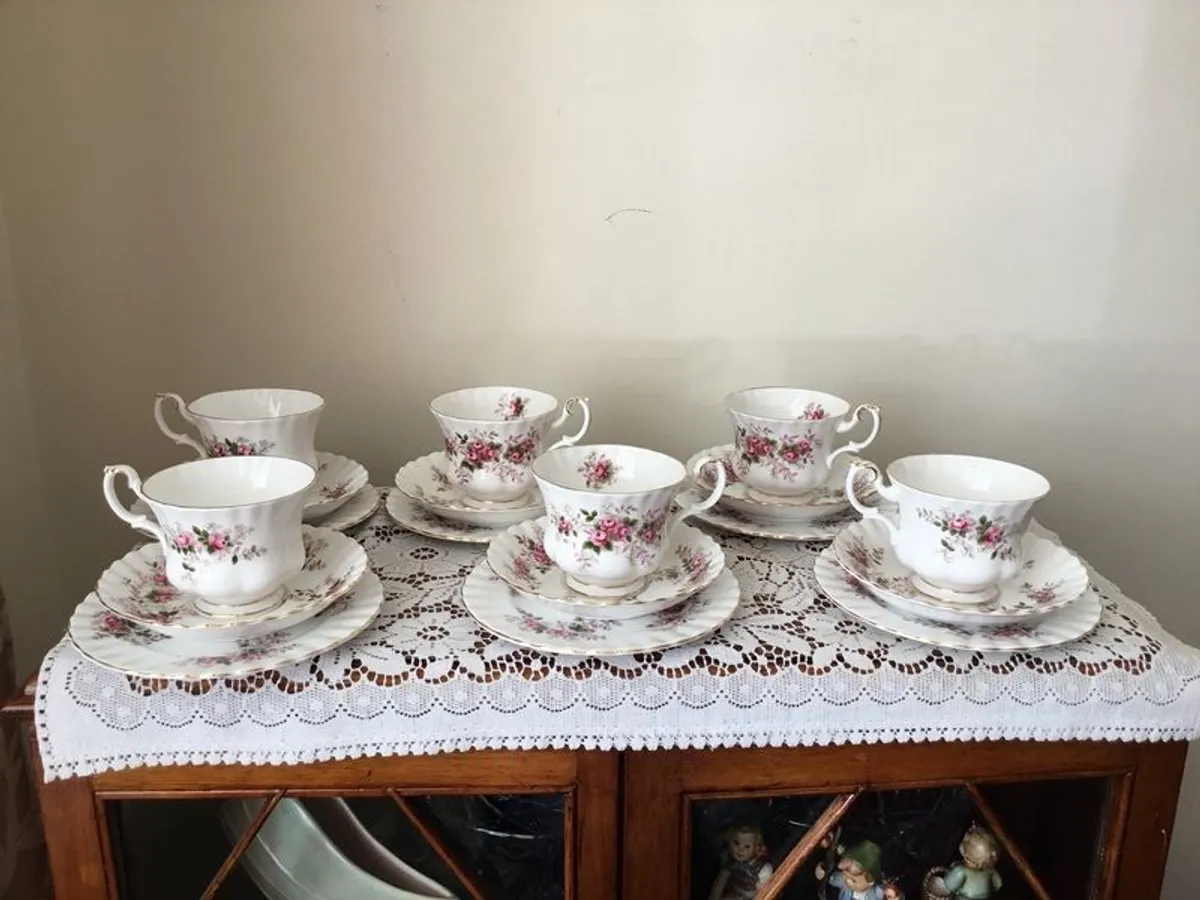 Twenty two piece Royal Albert Lavender Rose tea set - Image 2