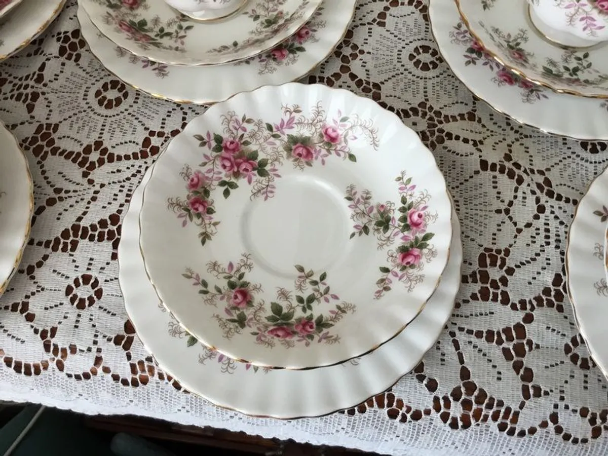 Twenty two piece Royal Albert Lavender Rose tea set - Image 4
