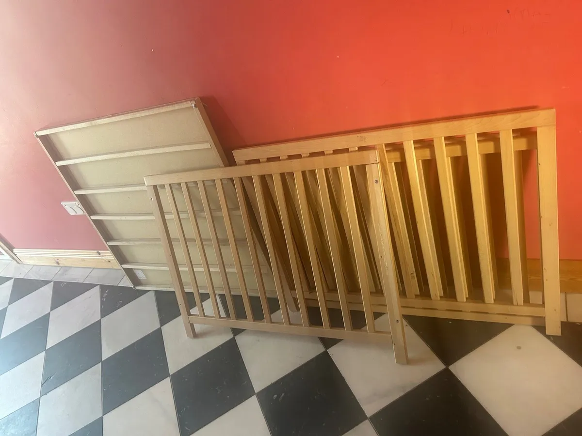 Timber play pen - Image 1