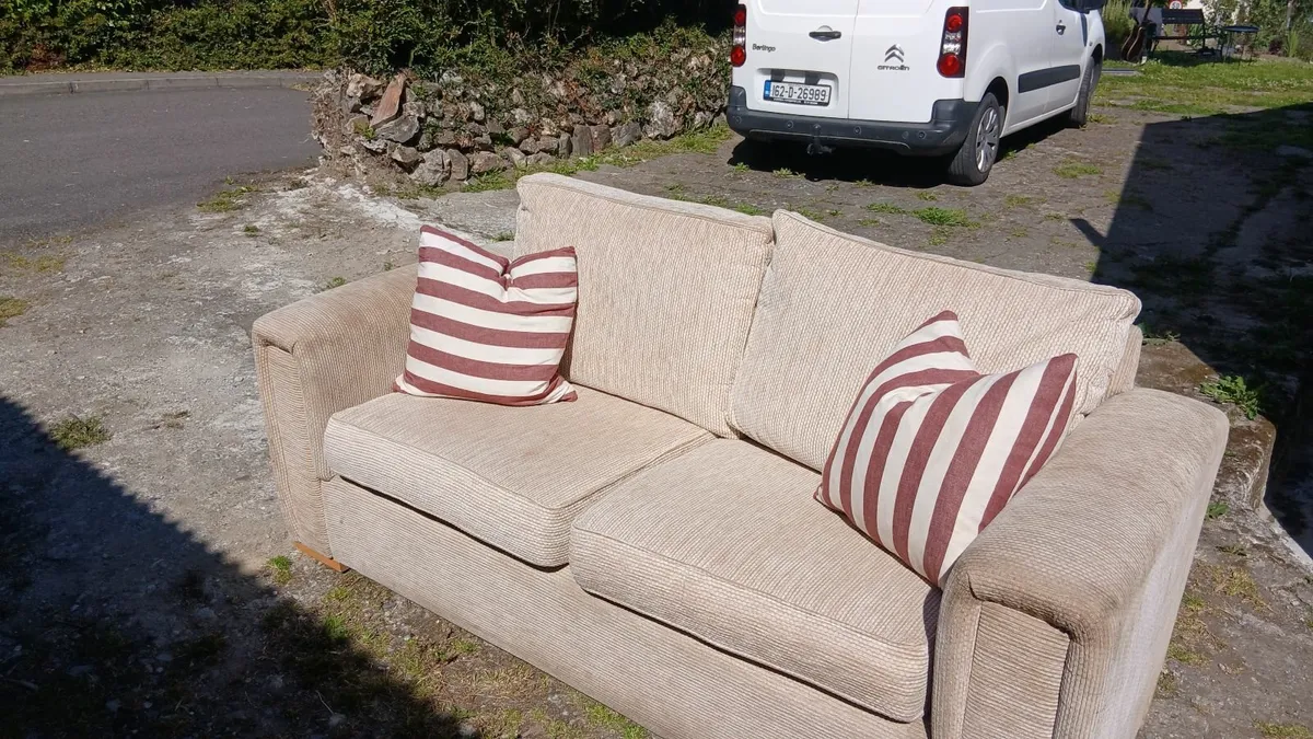 2 seater couch - Image 1