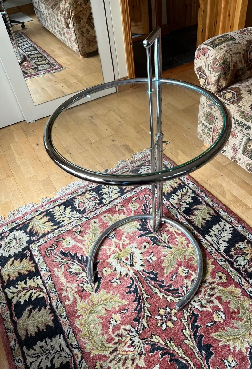 Furniture classic dainty table