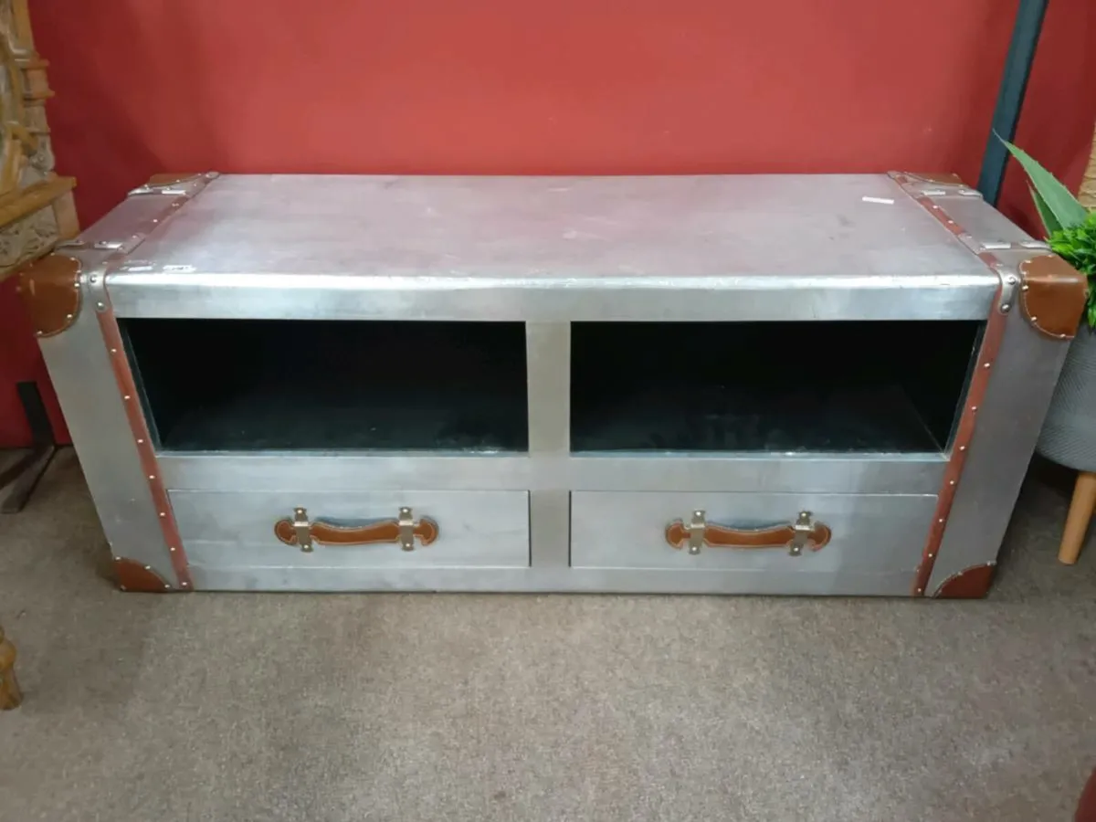 Aviation Style Media Unit