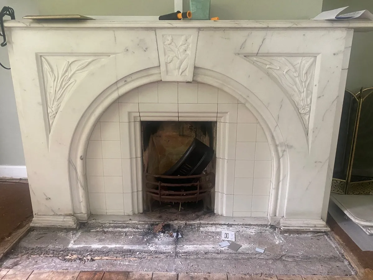Marble fireplace and heart in excellent condition