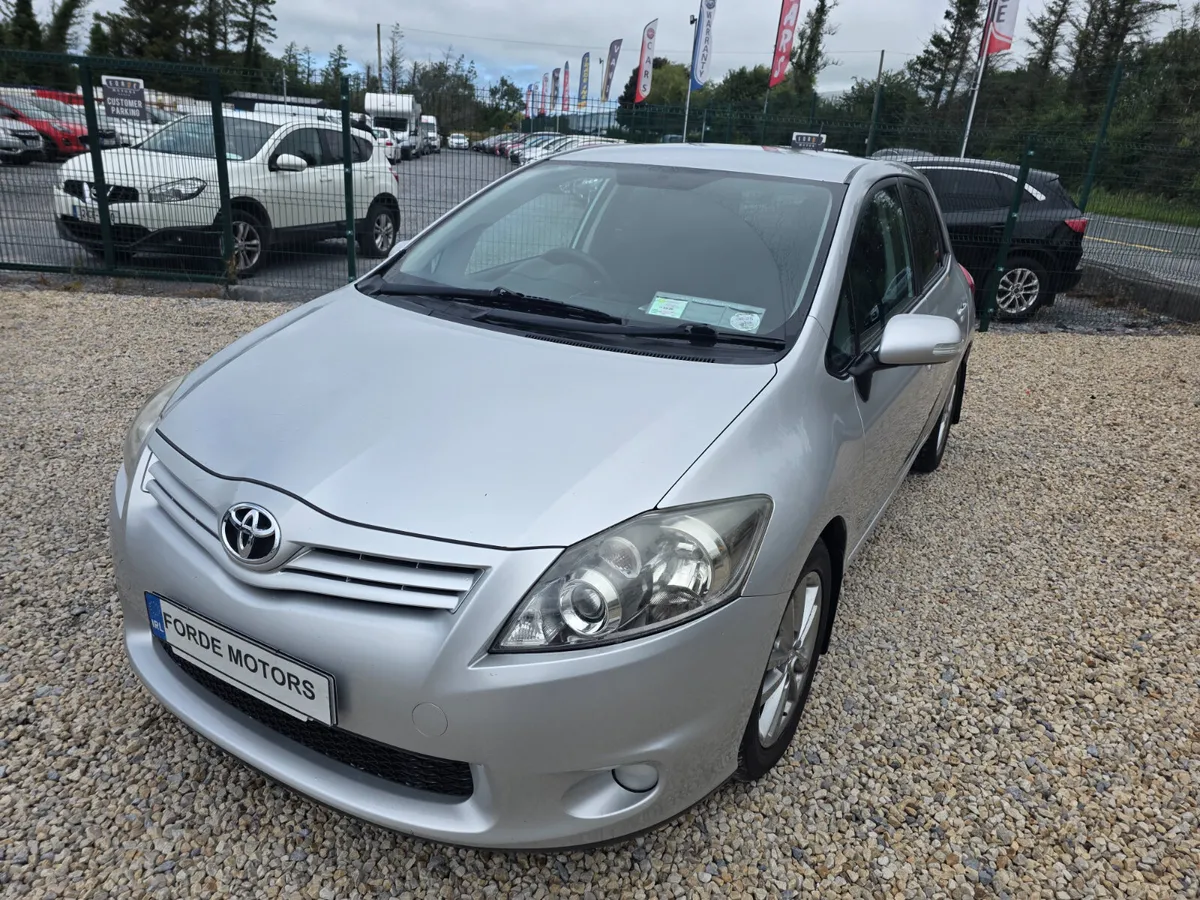 Toyota Auris 2011 - Image 2