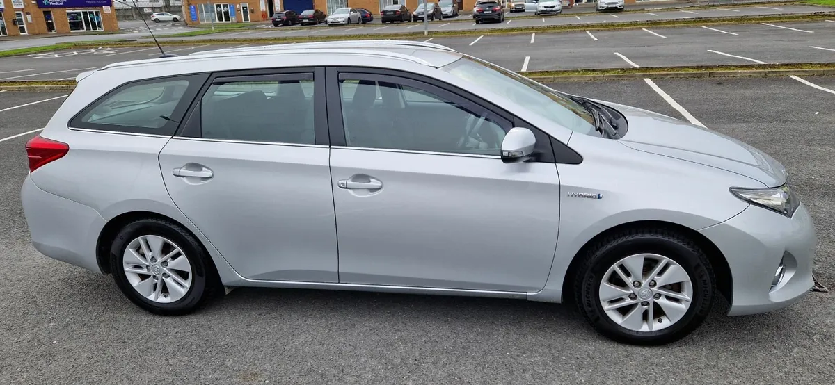 Toyota Auris 2014 1.8 Hybrid Estate - Image 3