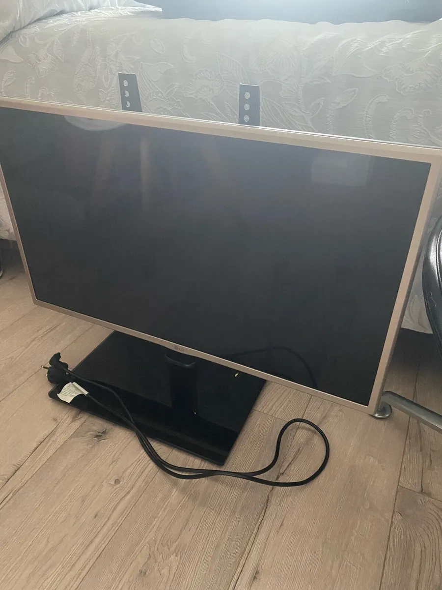 LG 32” HD TV - Image 1