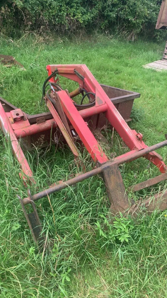 Massey Ferguson loader - Image 1