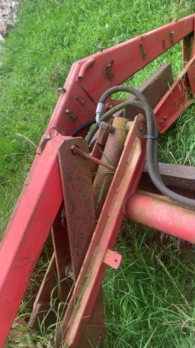 Massey Ferguson loader - Image 2