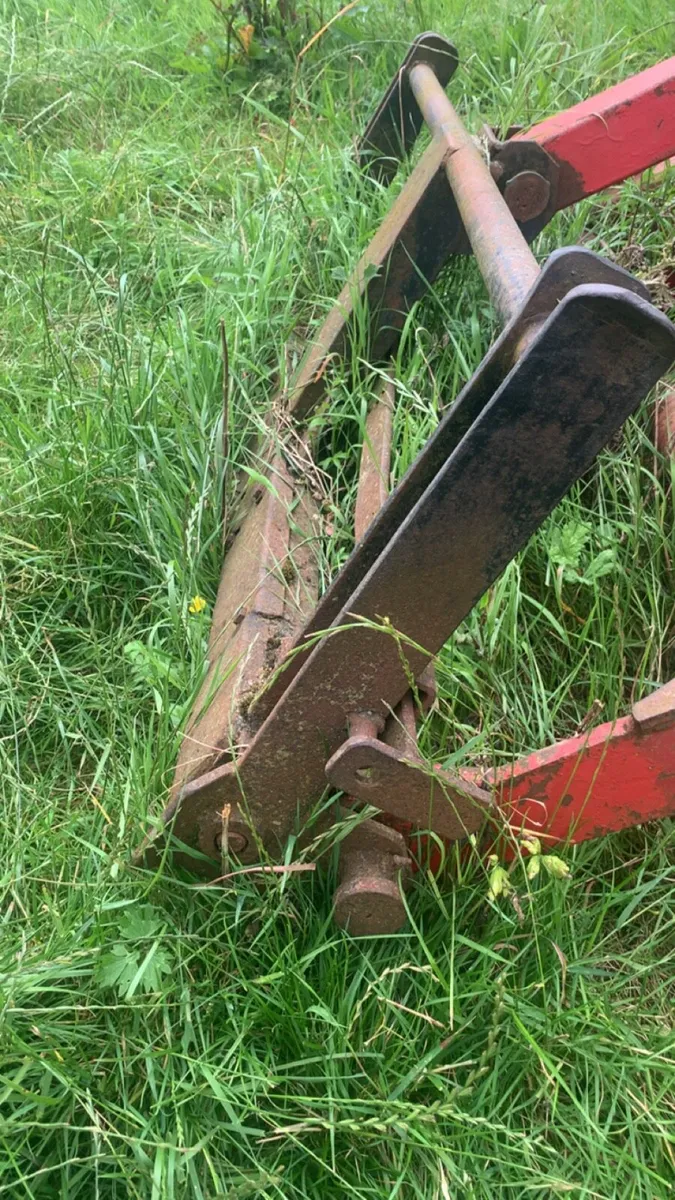 Massey Ferguson loader - Image 4