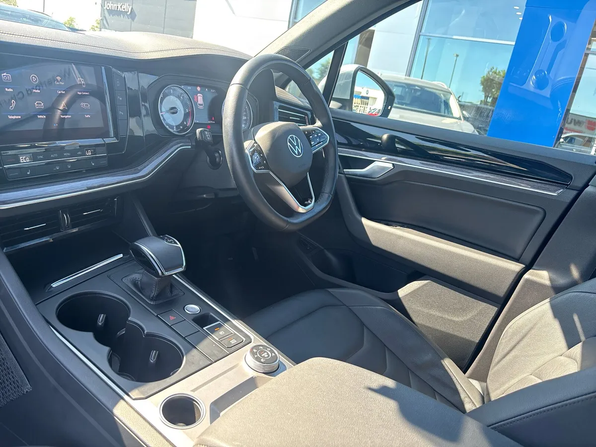 Volkswagen Touareg 2023 - Image 3