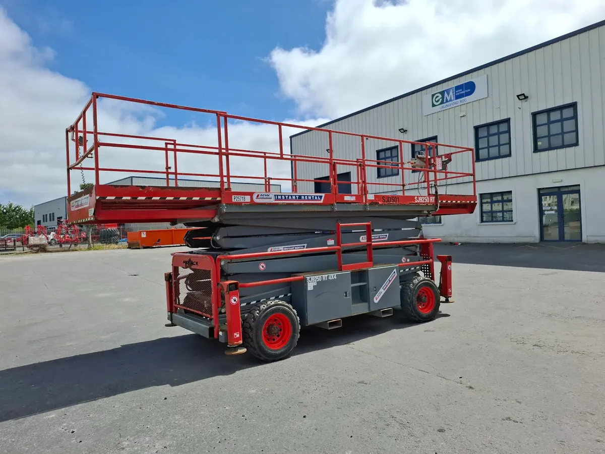 Skyjack SJ9250RT Rough Terrain Scissor Lift - Image 3