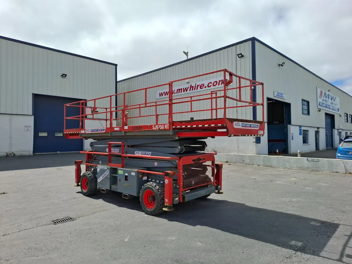 Skyjack SJ9250RT Rough Terrain Scissor Lift - Image 4