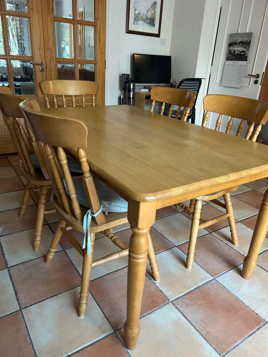 Table and 5 chairs - Image 1