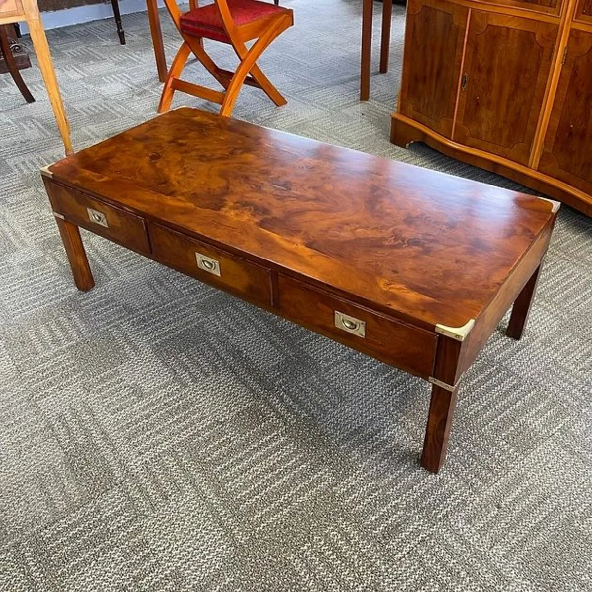 Beautiful flamed campaign coffee table with brass - Image 1
