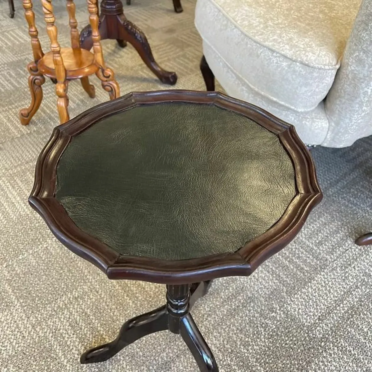Beautiful mahogany green leather top wine side tab - Image 2