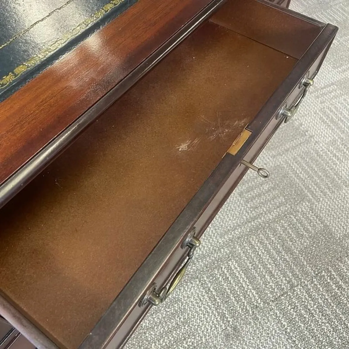 Beautiful mahogany twin pedestal writing desk - Image 3