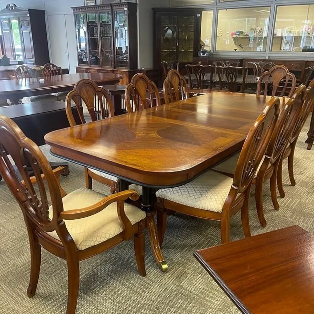 Stunning rosewood inlaid extendable dining table, - Image 1