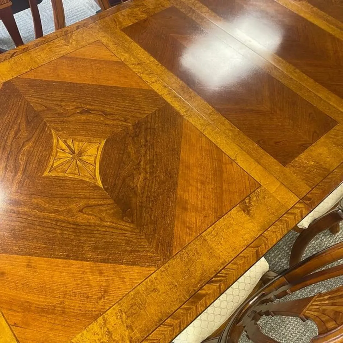 Stunning rosewood inlaid extendable dining table, - Image 4
