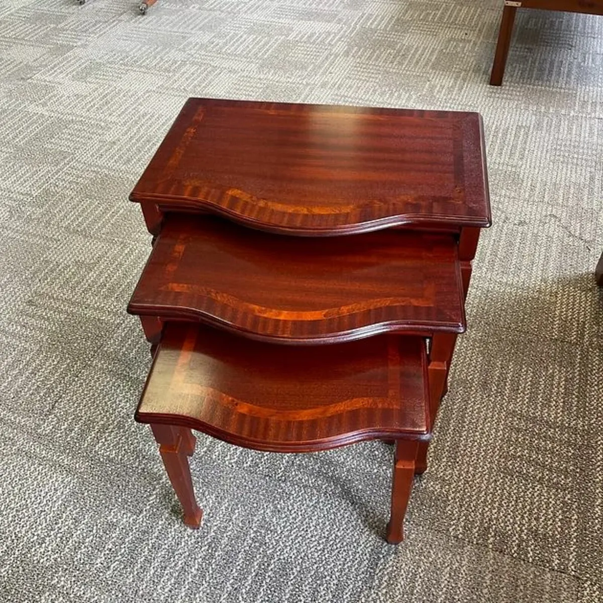 Stunning inlaid crossband mahogany nest of three t - Image 1
