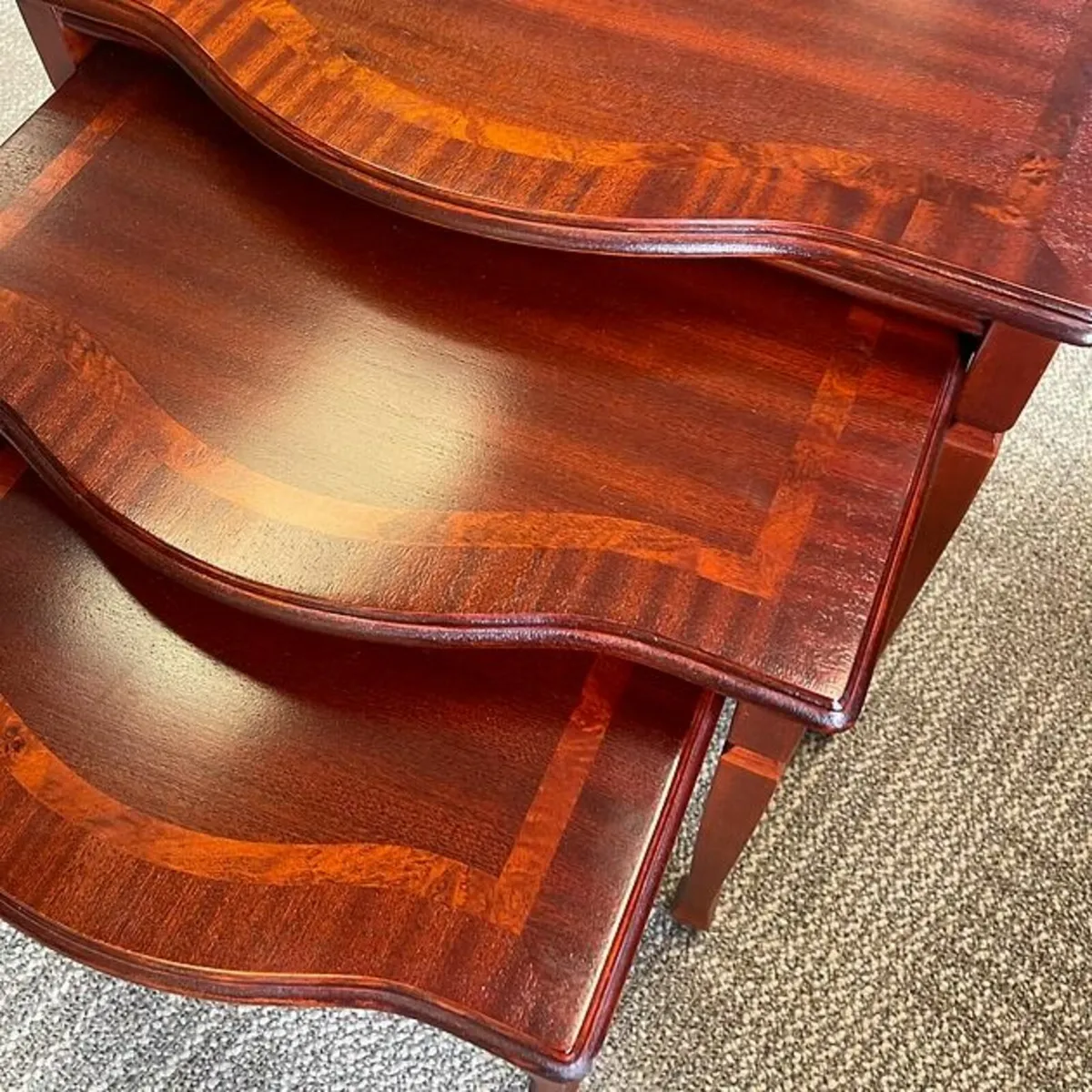 Stunning inlaid crossband mahogany nest of three t - Image 3
