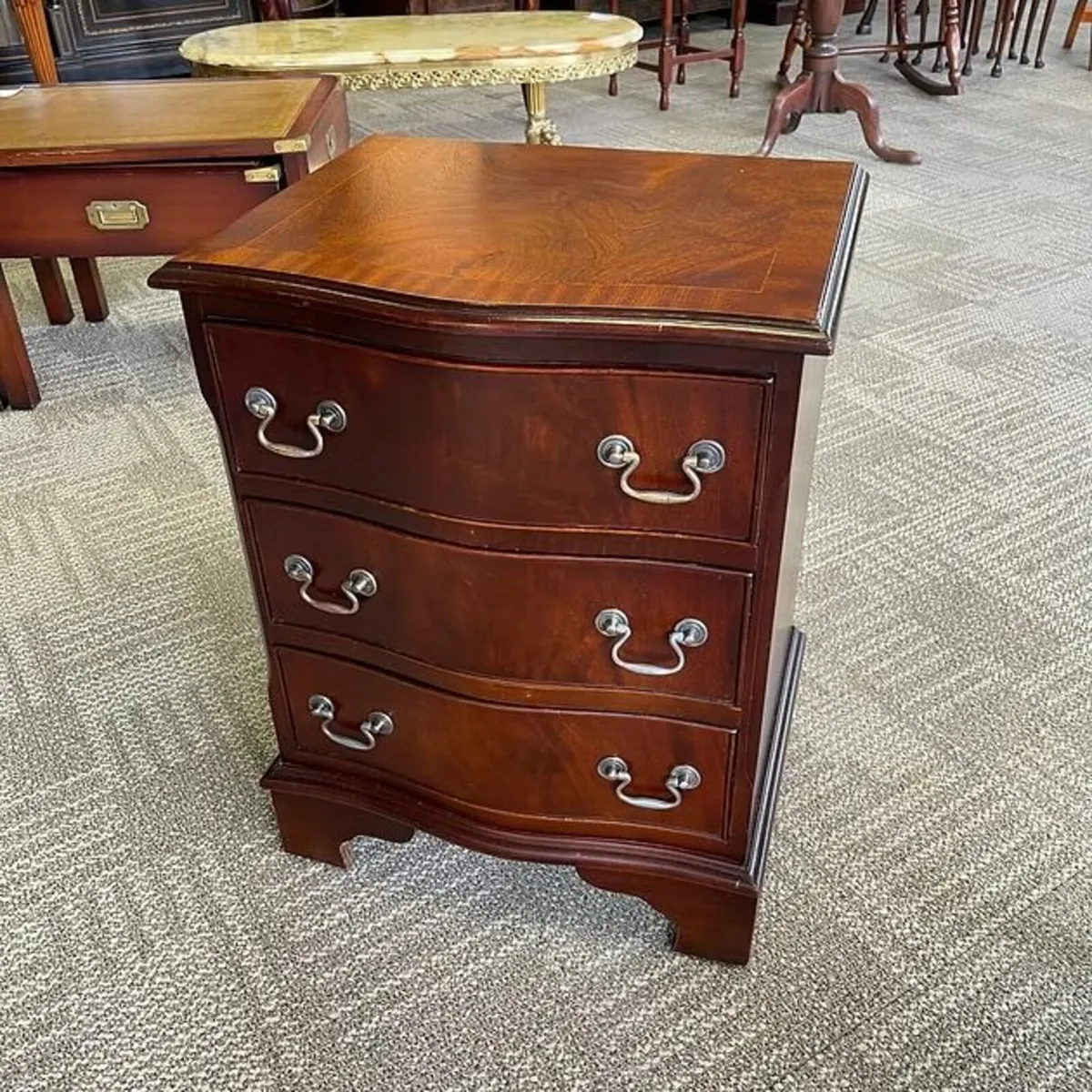 Stunning mahogany chest of three drawers. Refurbis - Image 1