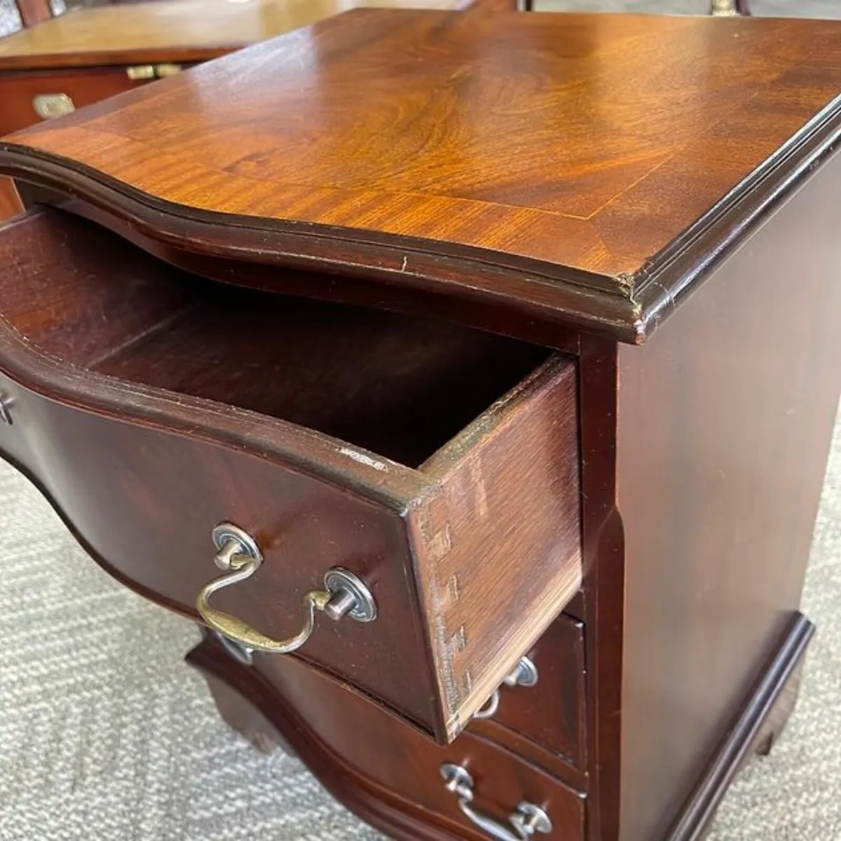 Stunning mahogany chest of three drawers. Refurbis - Image 4