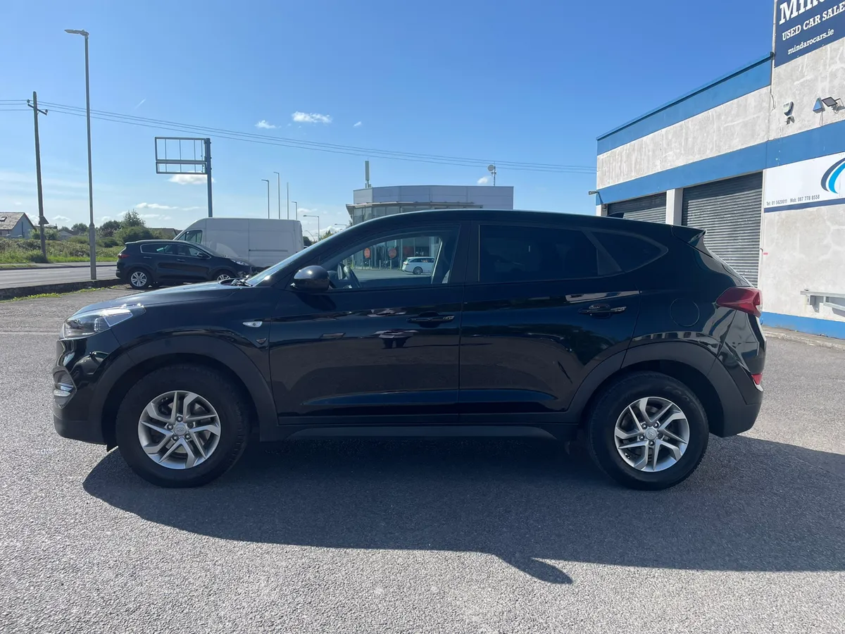 Hyundai Tucson 2017//LOW MILEAGE - Image 3