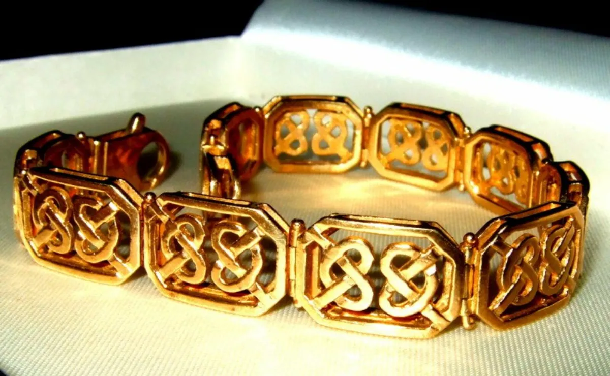 Vintage Hallmarked 9ct Gold Celtic Bracelet - Image 1