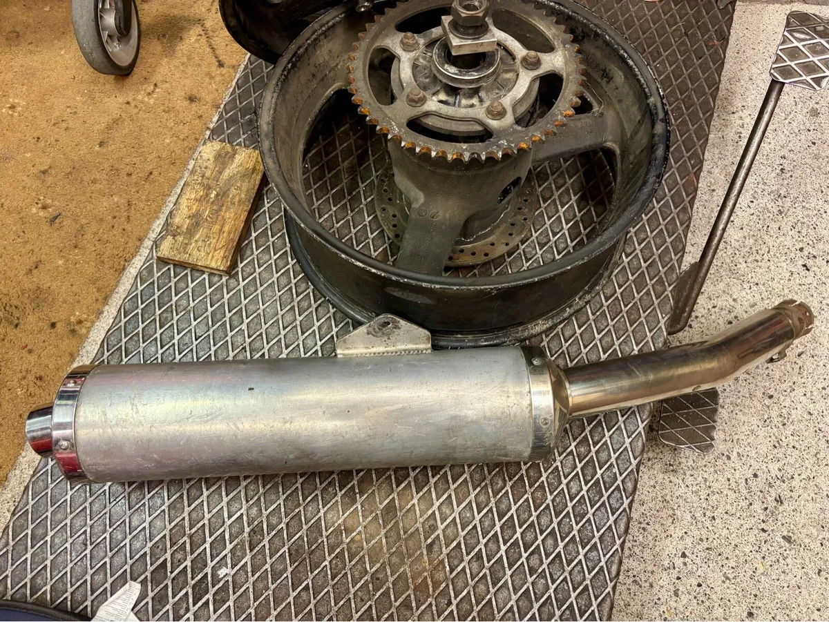 Yamaha R6 1999 wheel and exhaust - Image 1