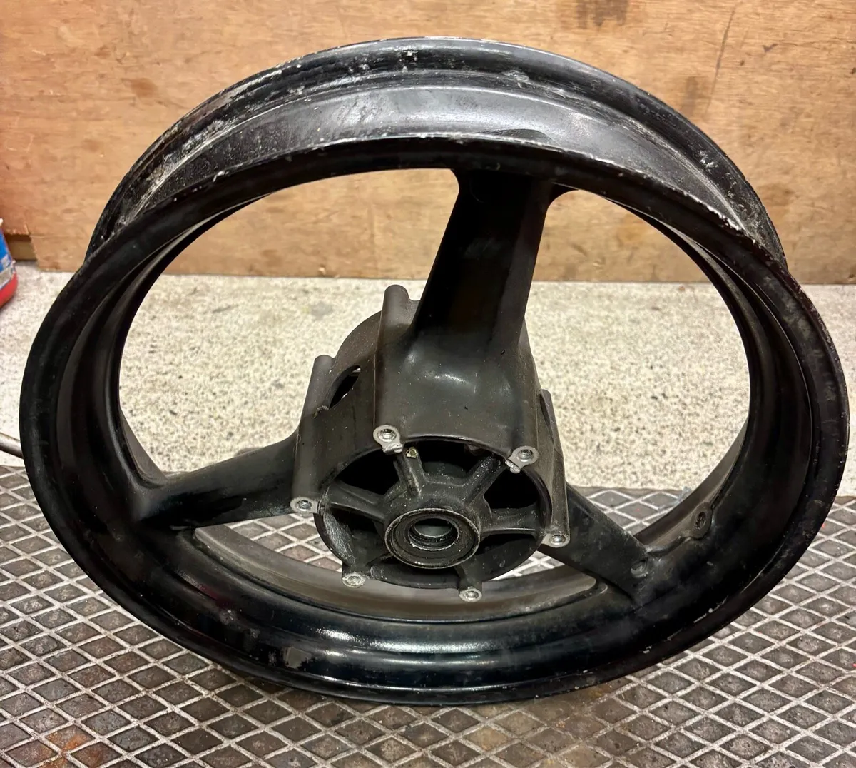 Yamaha R6 1999 wheel and exhaust - Image 2