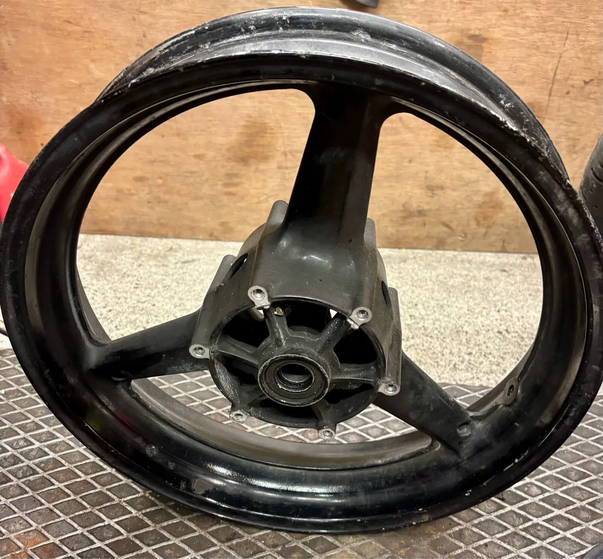 Yamaha R6 1999 wheel and exhaust - Image 3