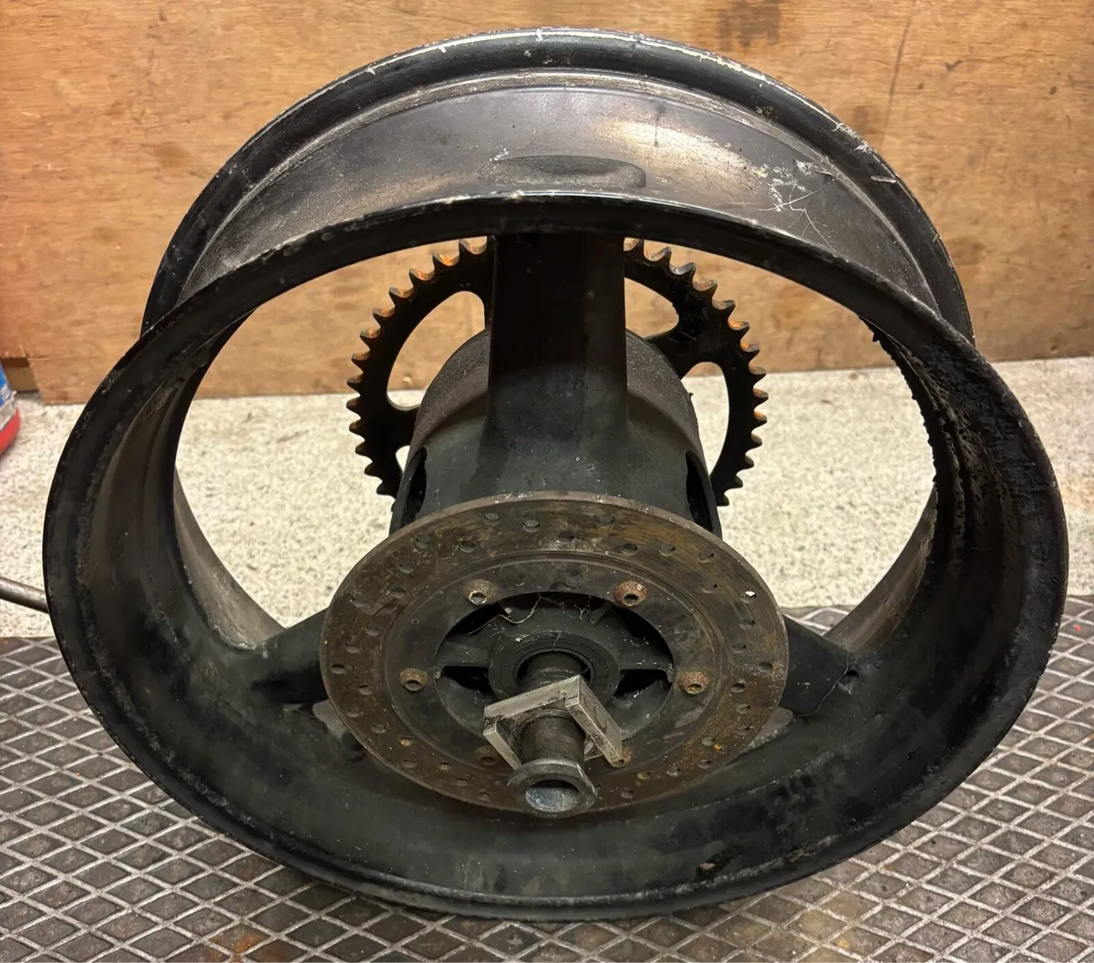 Yamaha R6 1999 wheel and exhaust - Image 4