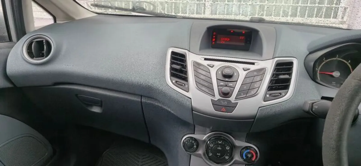2010 Ford Fiesta - Image 3