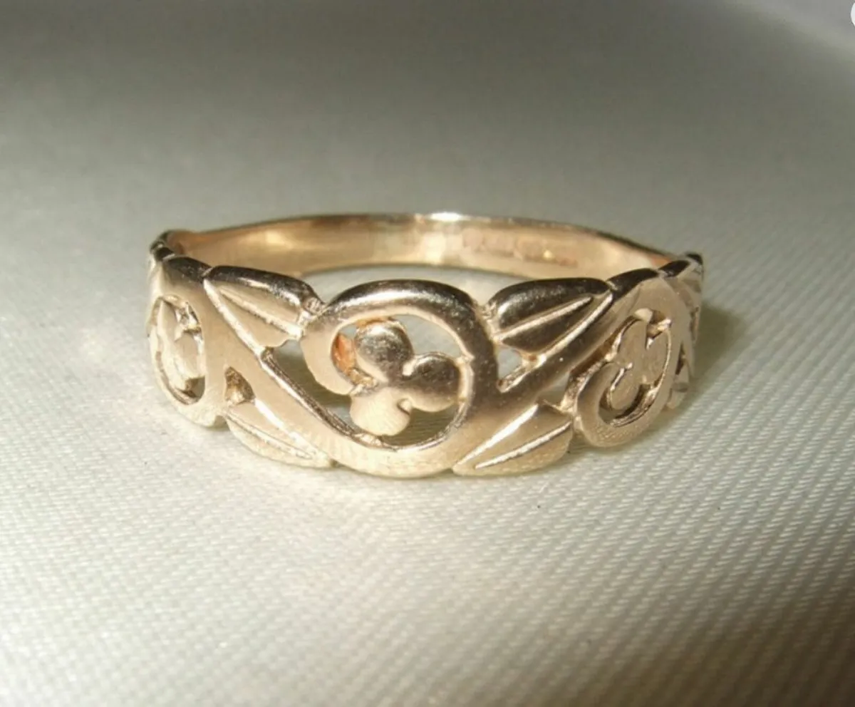 Vintage Hallmarked Unisex Clover Wedding Band - Image 3
